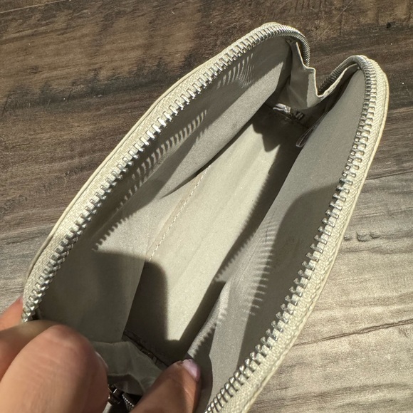 Michael kors silver pouch - Picture 5 of 6